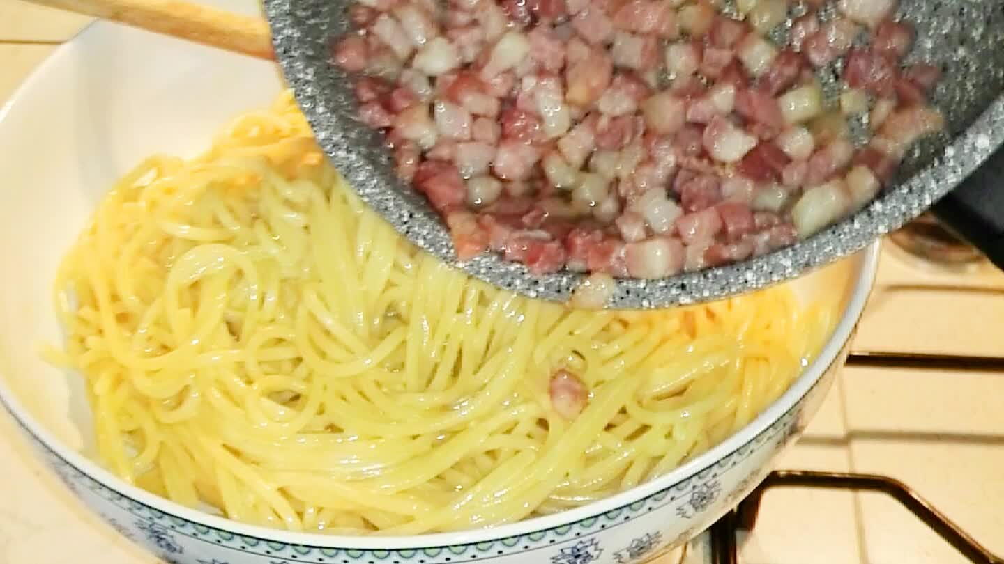 necessario aggiungere un mestolo di acqua di cottura se la crema è troppo densa. Mescolare bene.