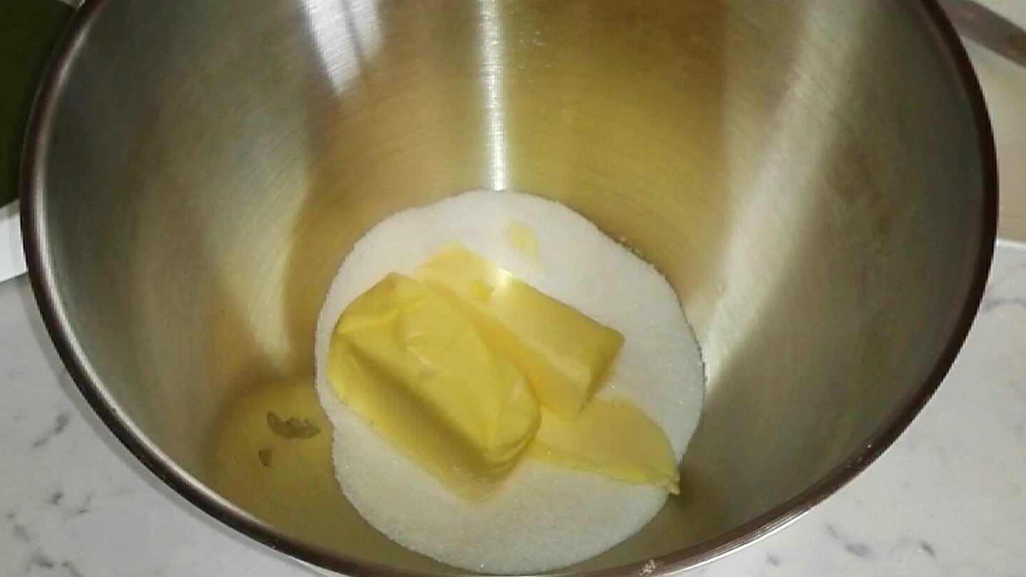 Unire lo zucchero con il burro ammorbidito e mischiare fino a creare un impasto cremoso