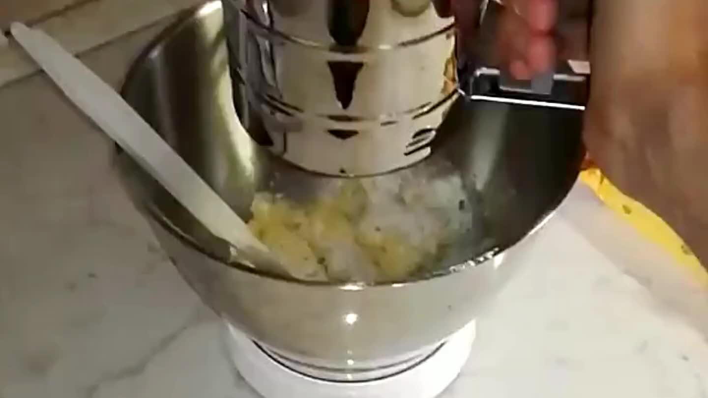 Unire la farina e il lievito setacciato