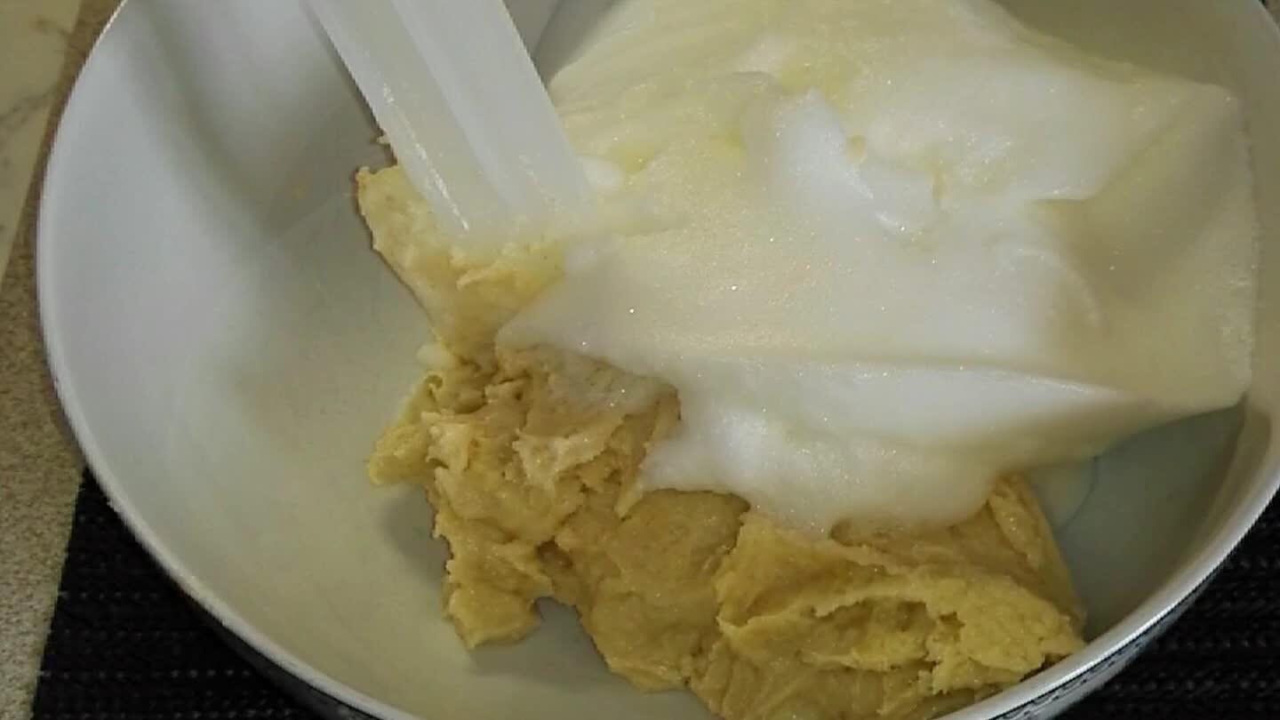 Unire gli albumi montati al composto, mescolando dolcemente per non smontare il composto