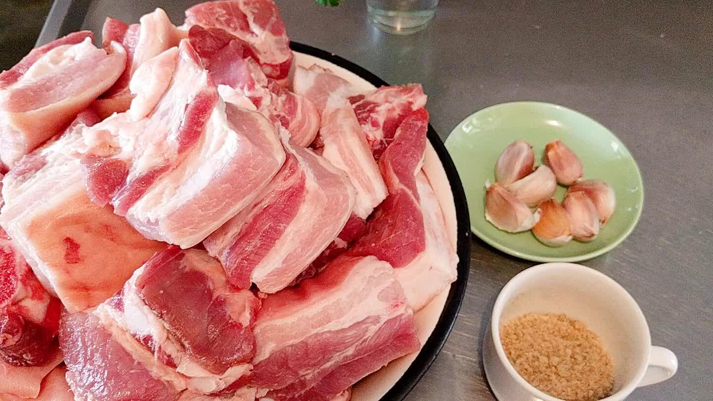 oloque a carne e deixe selar, ela solta a gordura onde vai fritar e cozinhar.