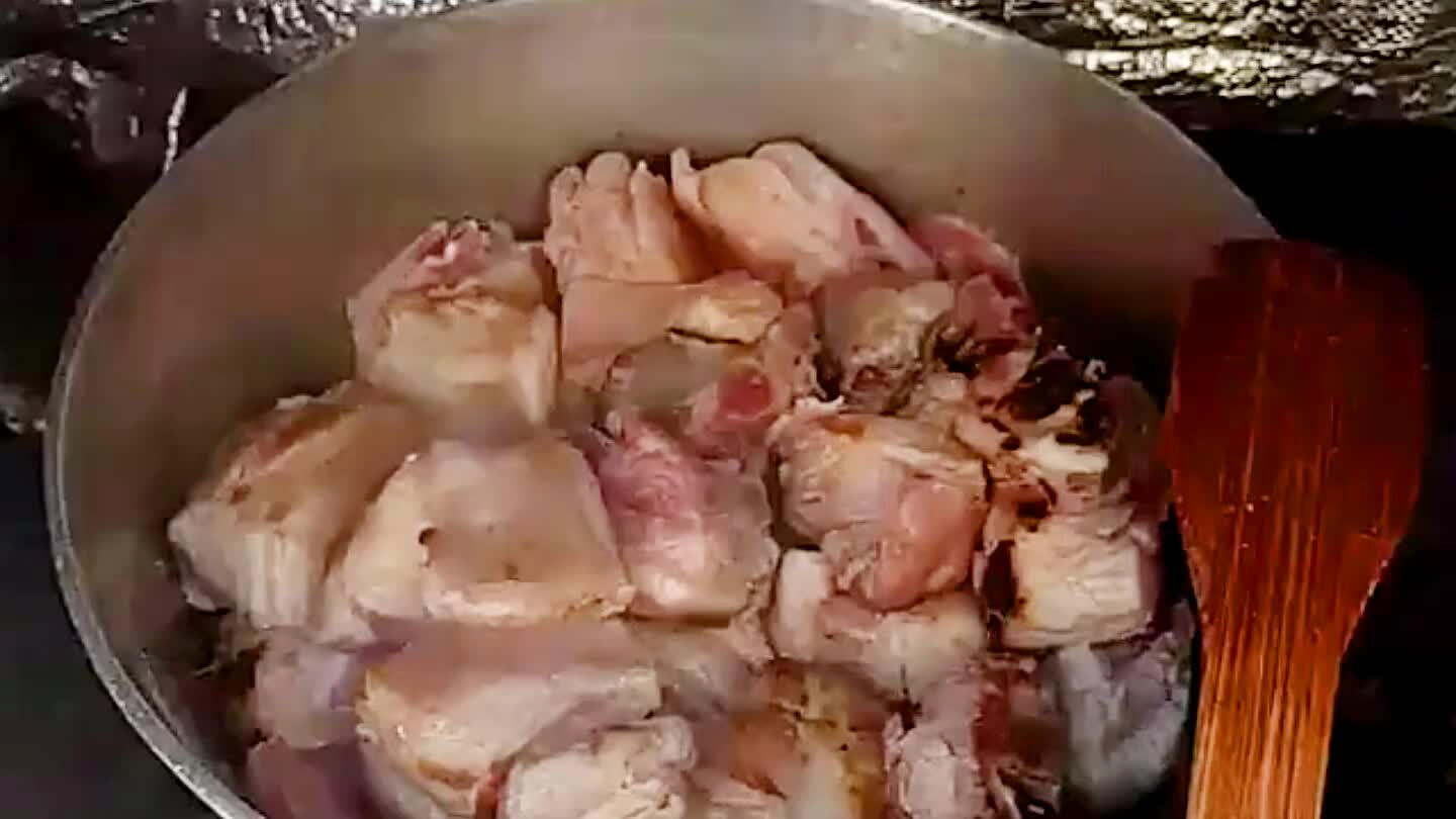 inhar até que acabe a água, frite mais um pouco, repita a água umas 3 vezes pelo menos.