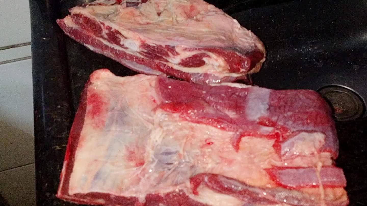 Lave a costela e coloque em um recipiente para temperar.