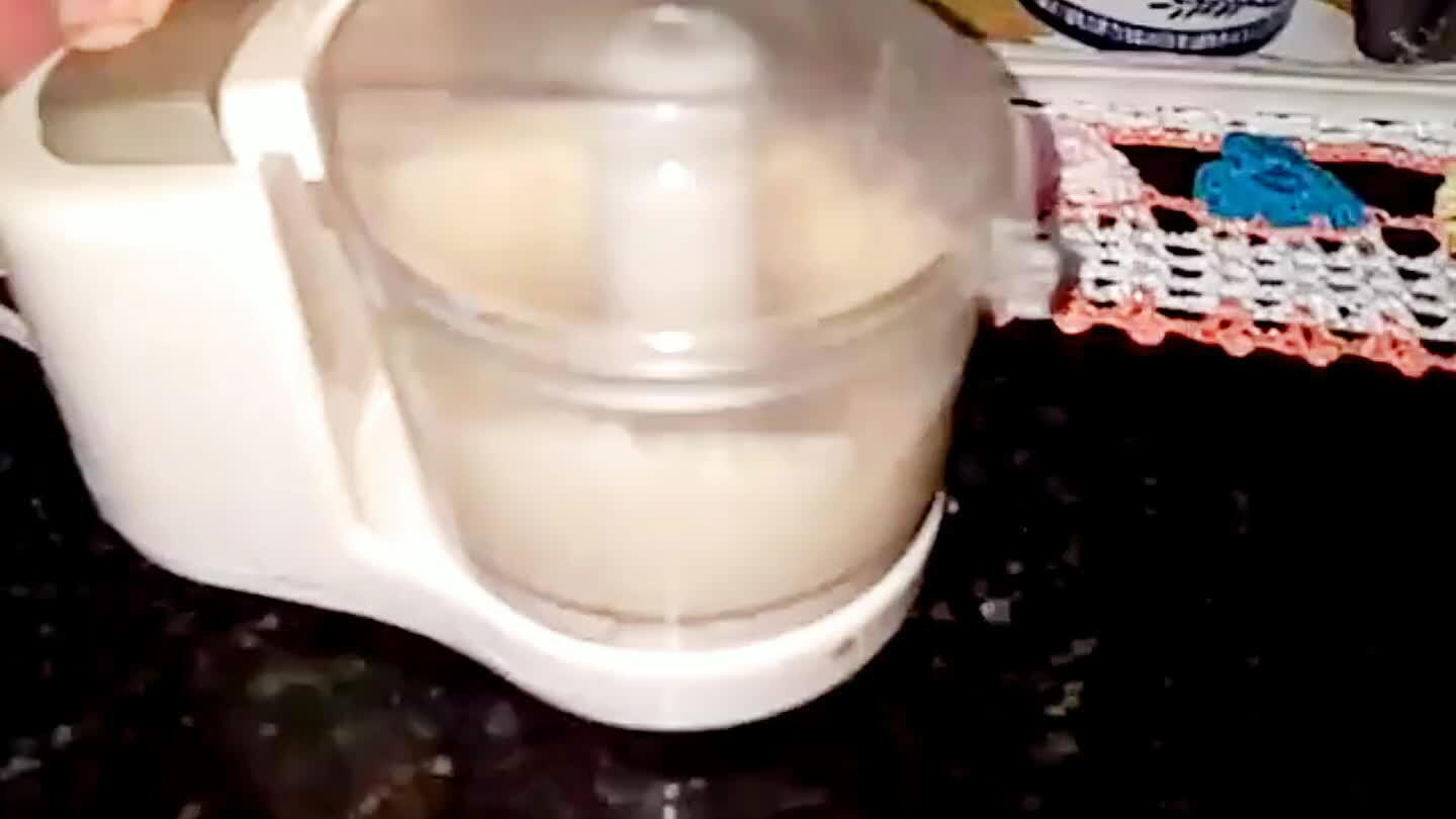 Processe o alho e o sal em um mixer. Adicione o limão, a pasta de alho e a pimenta e deixe descansar por uma noite na geladeira.