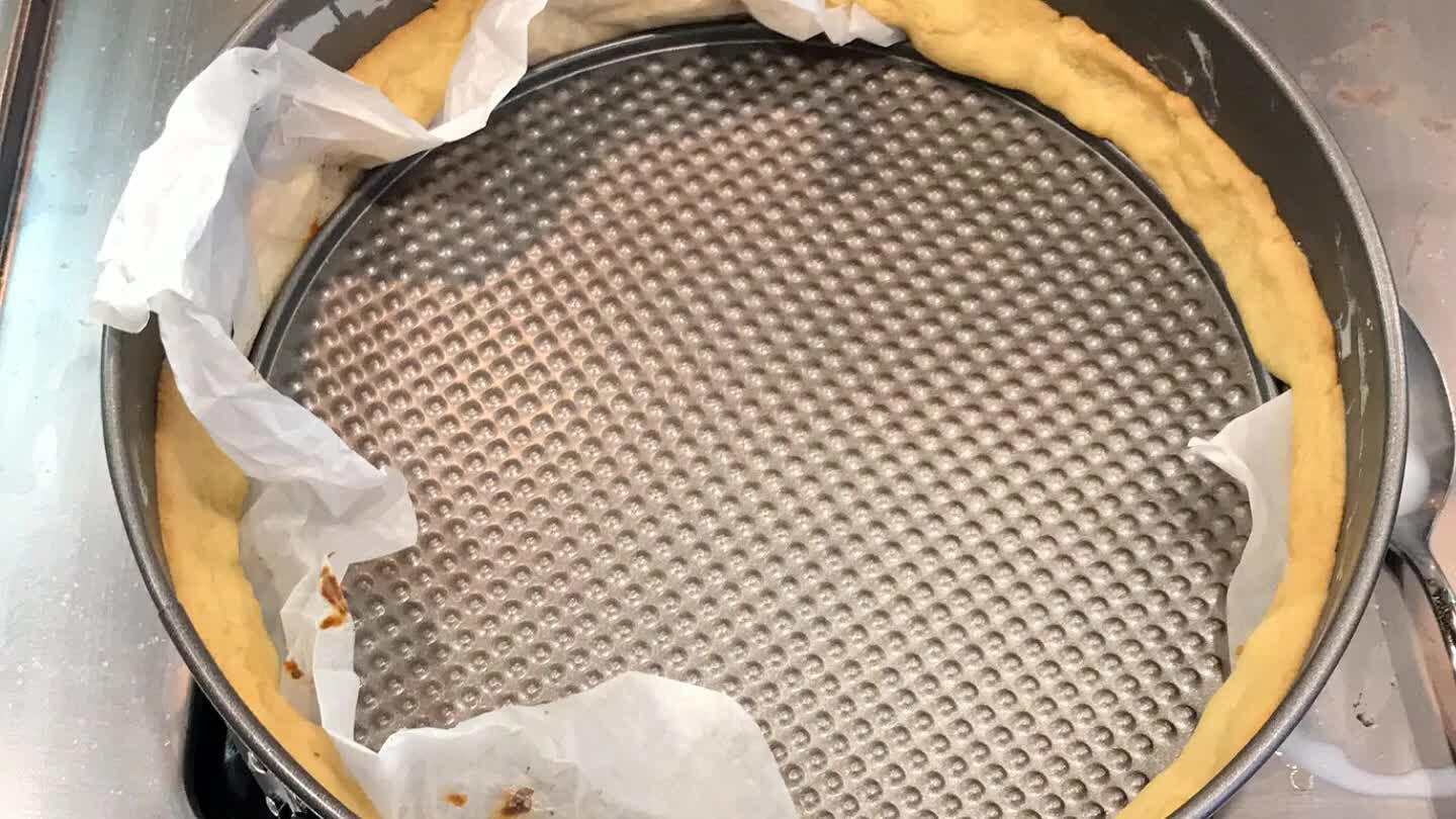 ike to add something heavy on top of the dough to avoid it raising in the middle