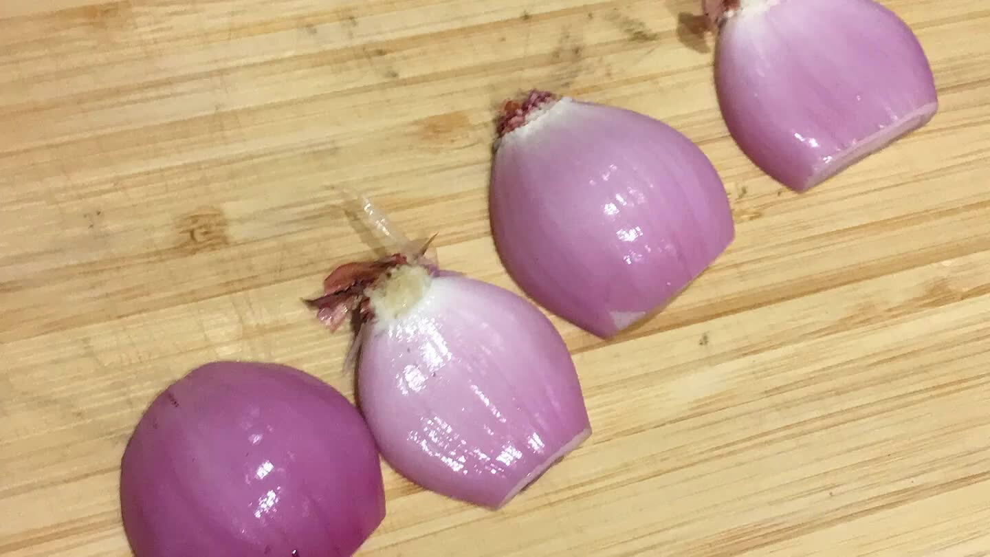 slicing a fine checkerboard accross the sliced face of the shallot.