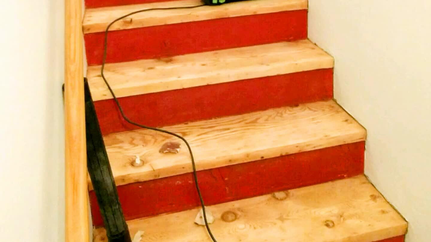 Lixe as escadas.
