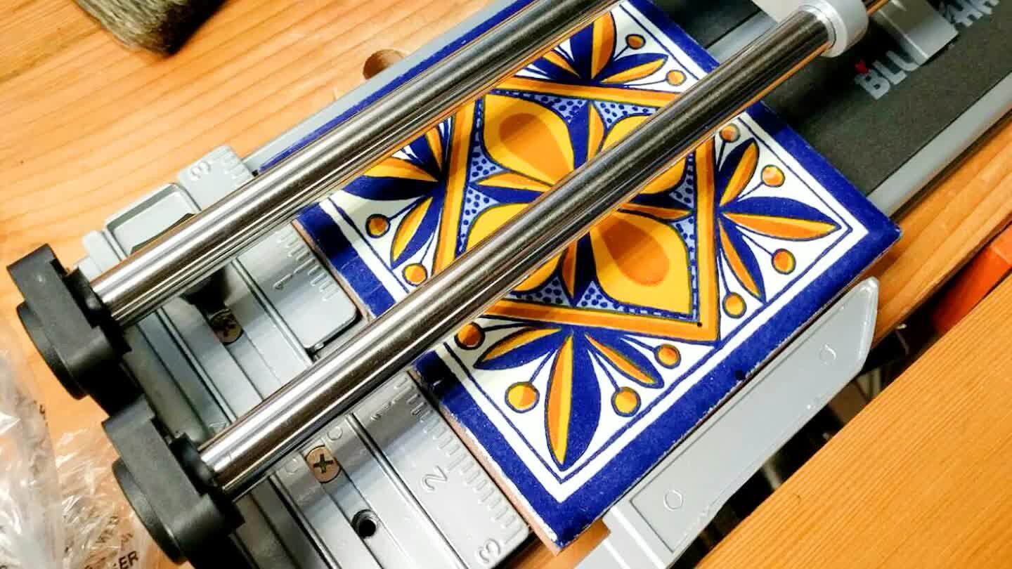 Corte os azulejos para caberem. Este cortador deveria custar pouco.