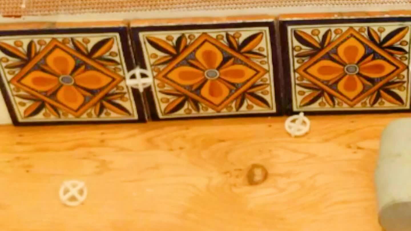 çadores em baixo dos azulejos dependendo da altura entre o piso.