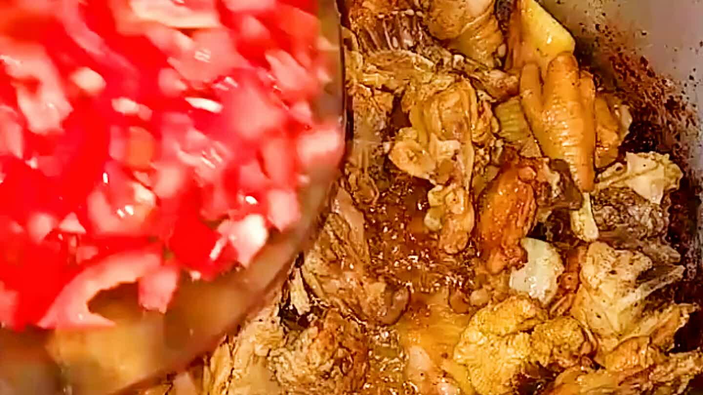 is molho acrescente extrato de tomate ou mais tomate, salsinha e cebolinha . Acerte o sal.😋