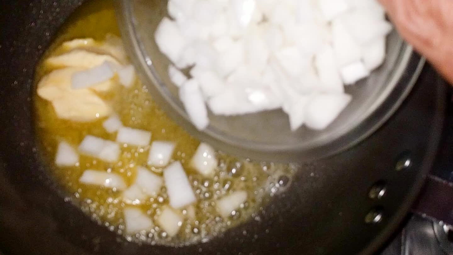 bolas picadas deixando cozinhar um pouco, acrescente os tomates deixe mais um pouco ;