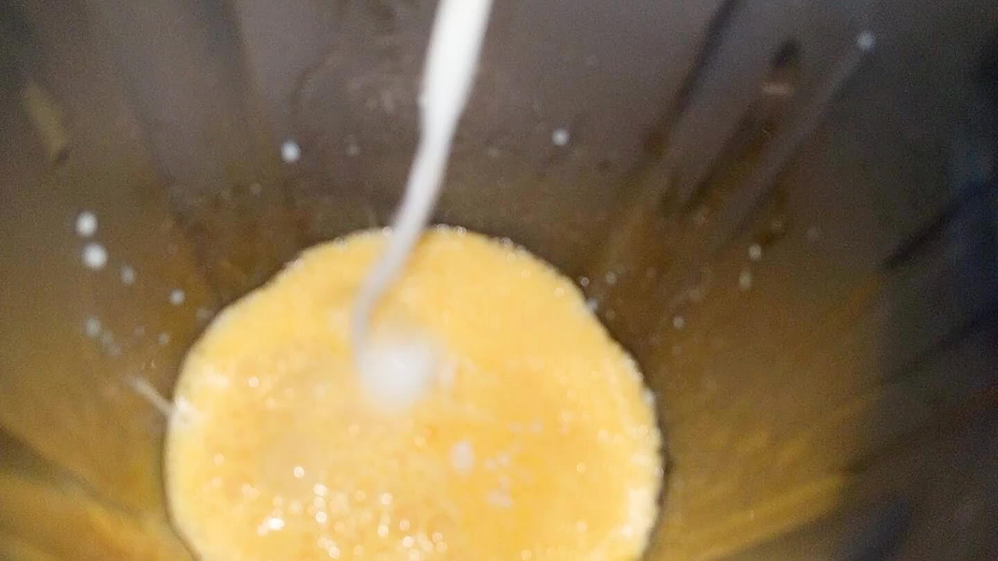 a colher bem cheia de fermento em pó;
