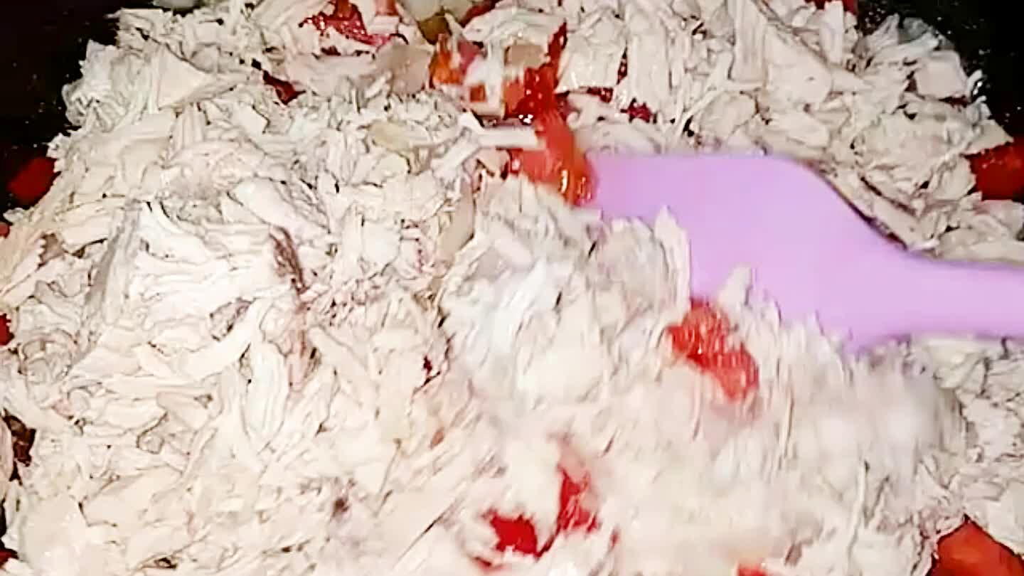 te meia colher de sal, usei o temperado com pimenta e acrescente o milho, desligue a panela;