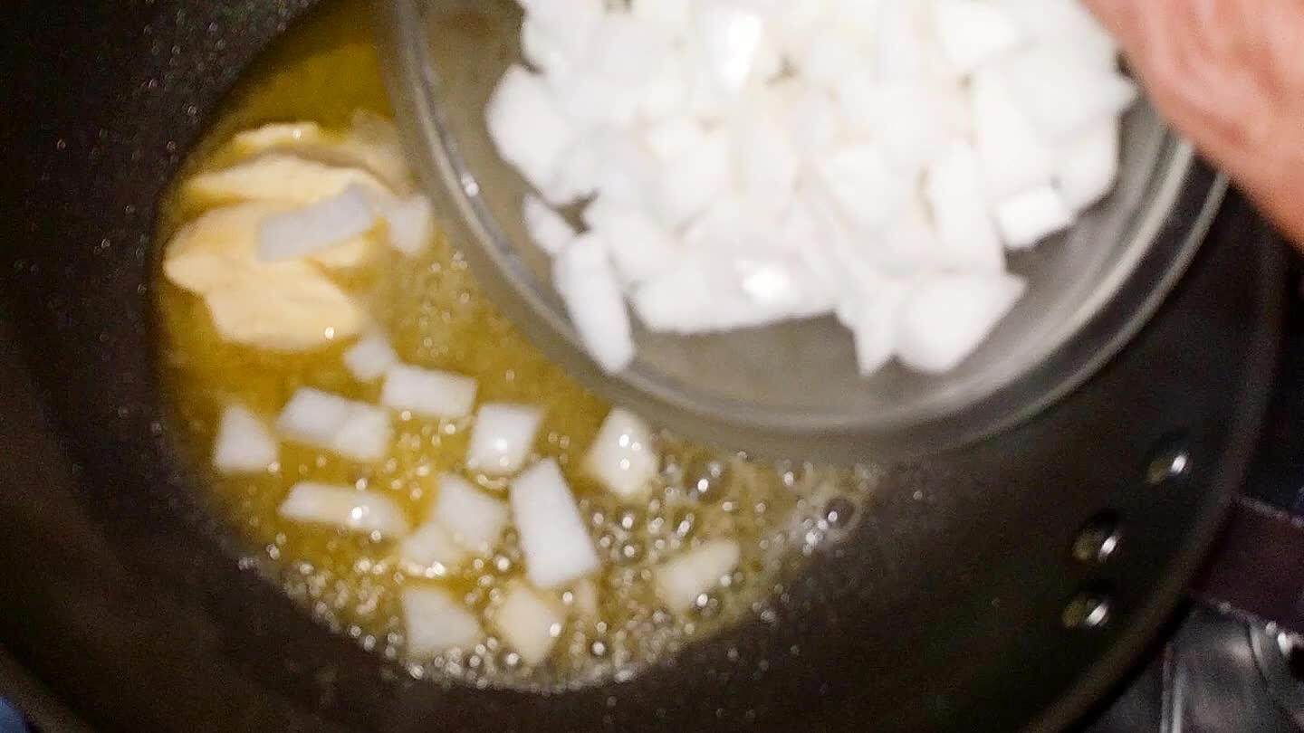 bolas picadas deixando cozinhar um pouco, acrescente os tomates deixe mais um pouco.