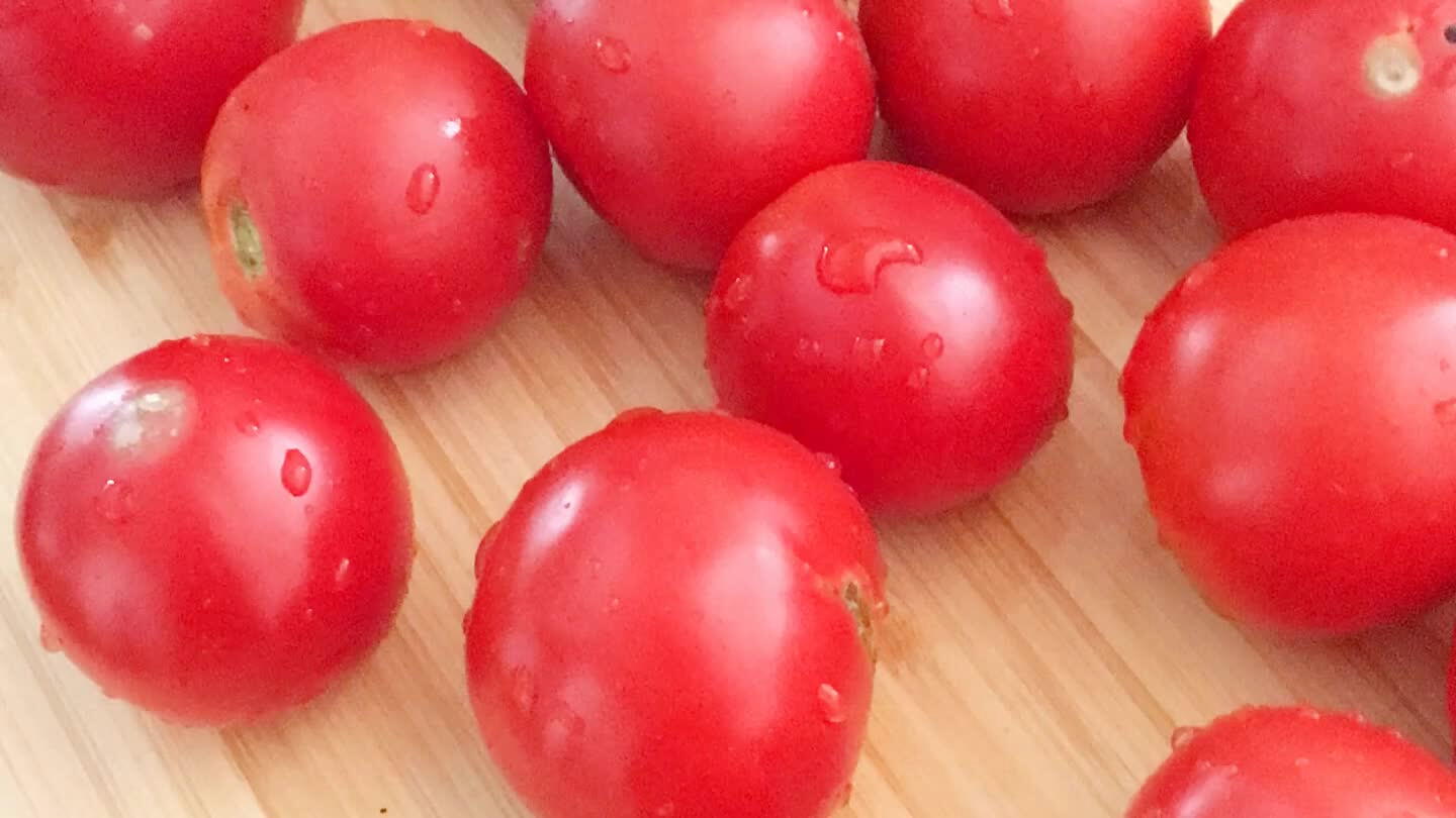 Clean and roughly dice up the tomato.