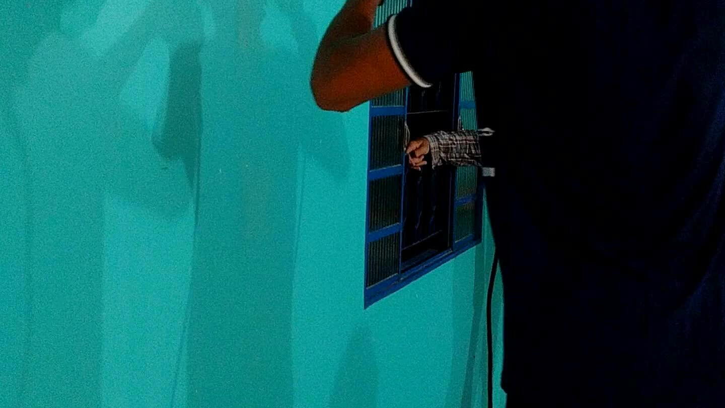 a parede do tamanho do mosaico tirando o reboco em seguida, perfurar a parede nas mesmas medidas dos furos da tora ocada;