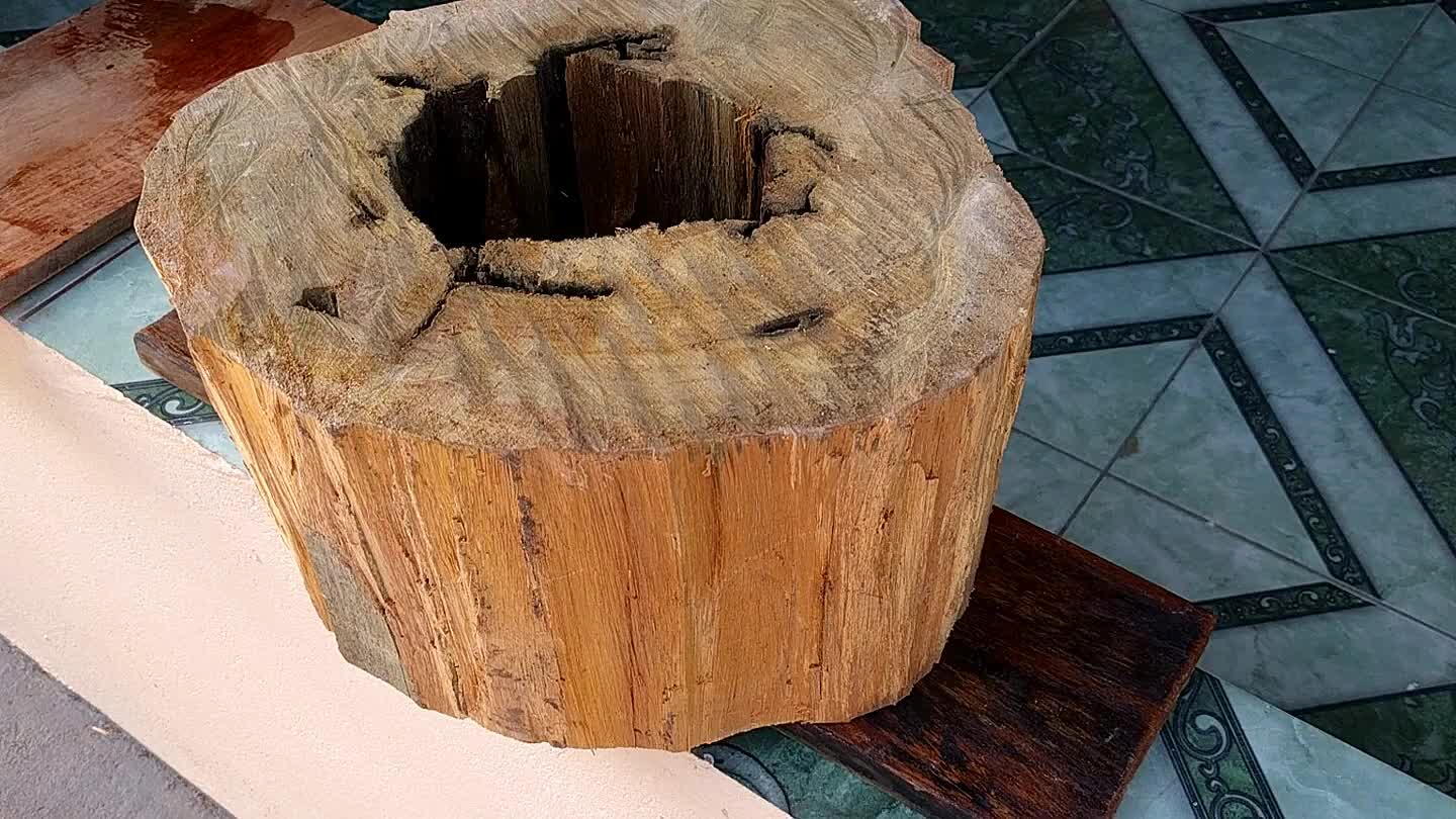 Providenciar uma torinha e cortar o tamanho desejado lapinar, lixar para tirar as imperfeições e envernizar;