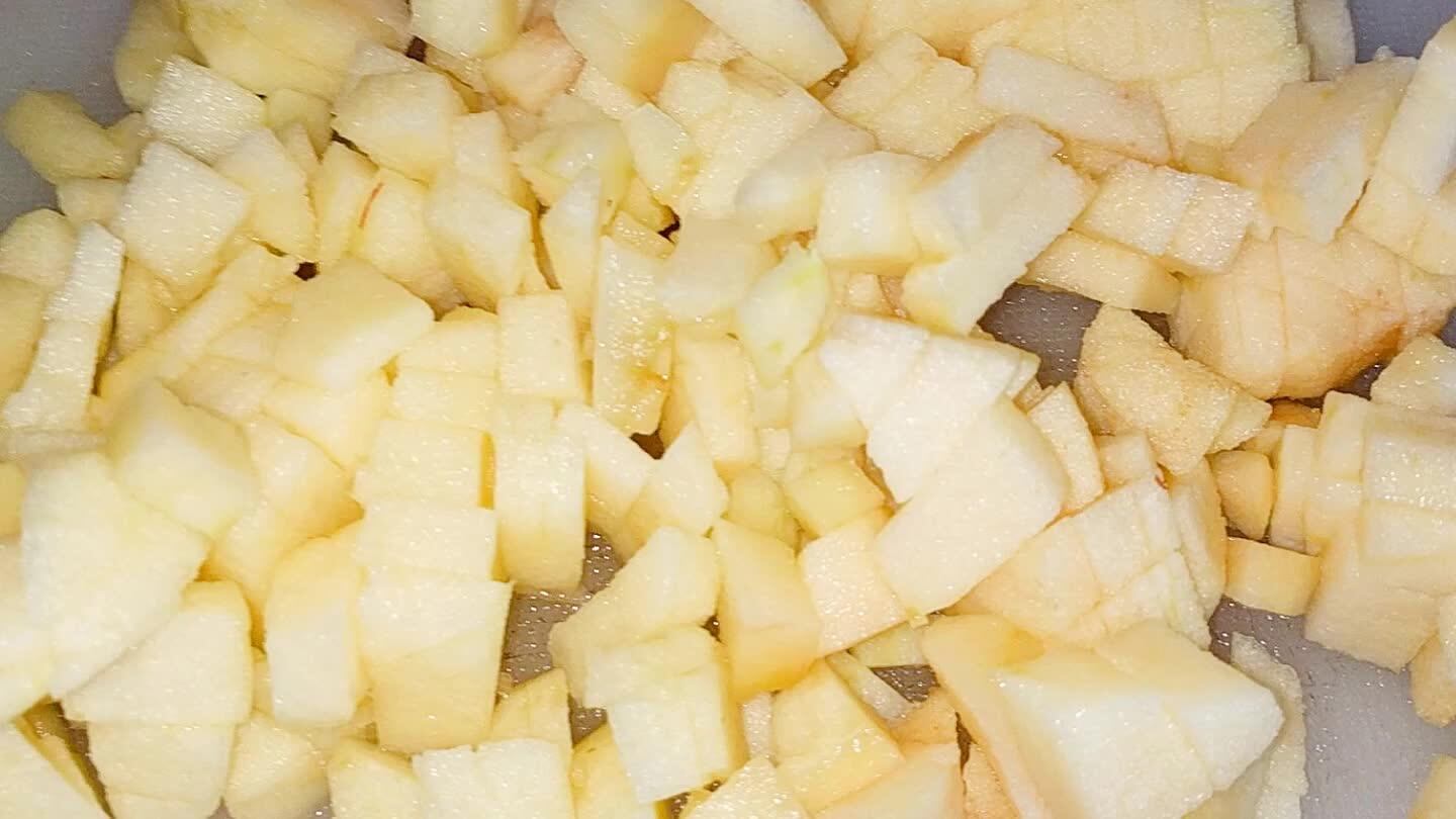 Junte as maçãs descascadas e picadas, o abacaxi picado;