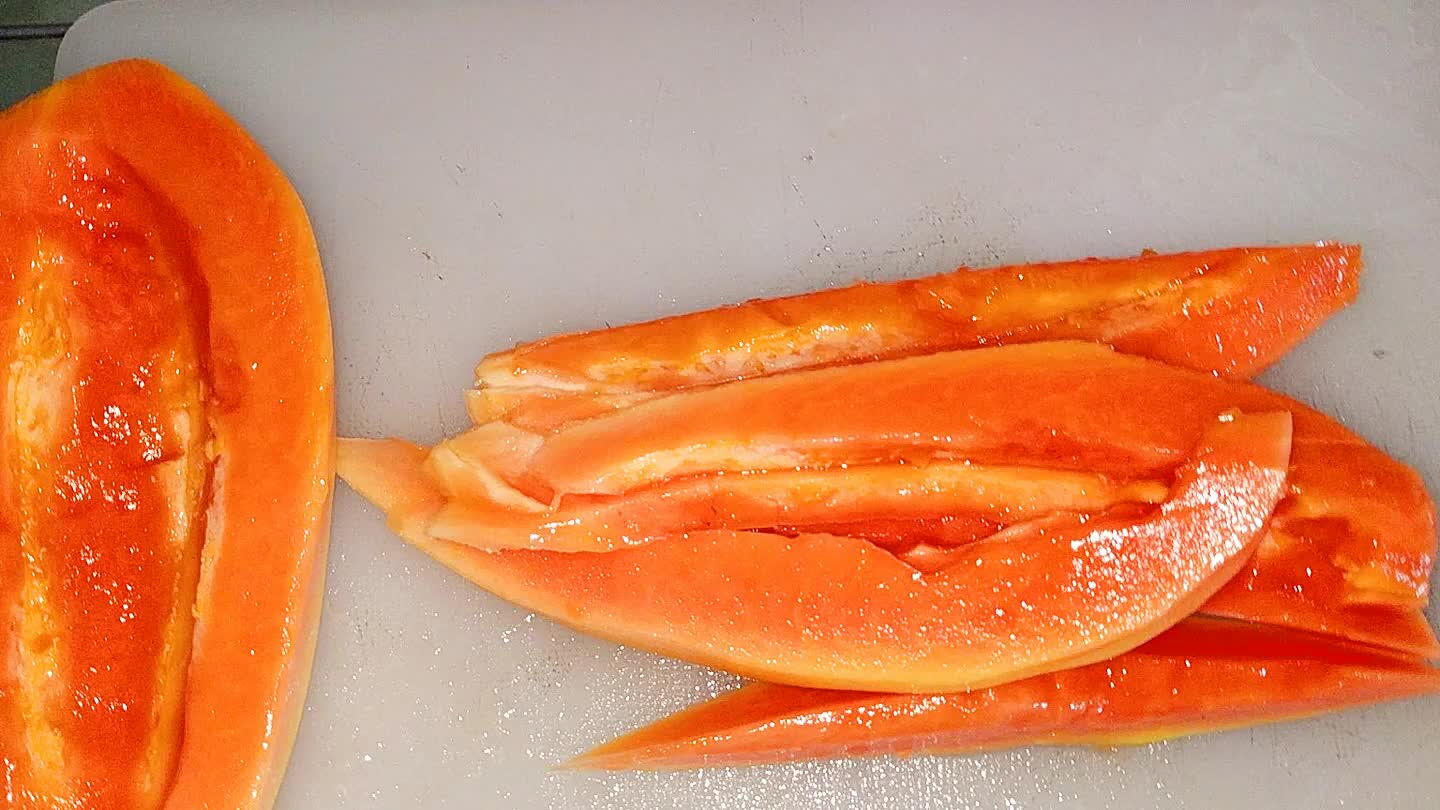 O mamão e a laranja picados;