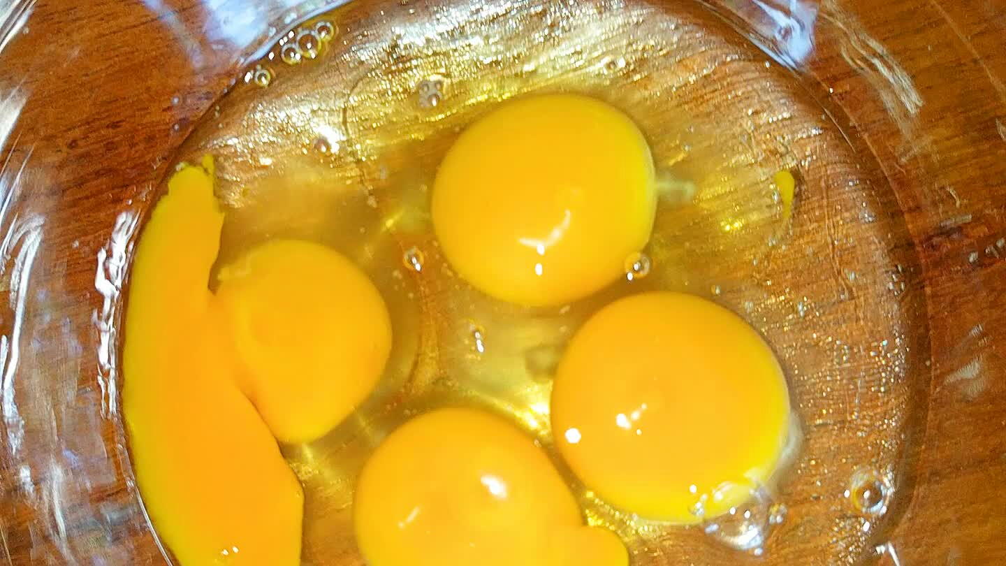 Bata bem os ovos com o açúcar reserve;
