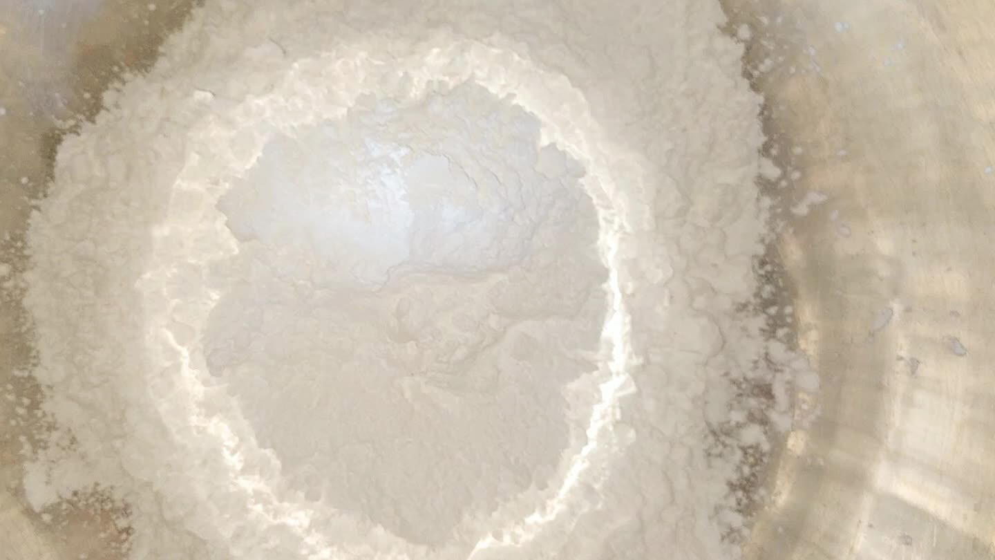 Em uma bacia coloque o polvilho doce, banha (óleo) derretida a margarina, os ovos com o açúcar.