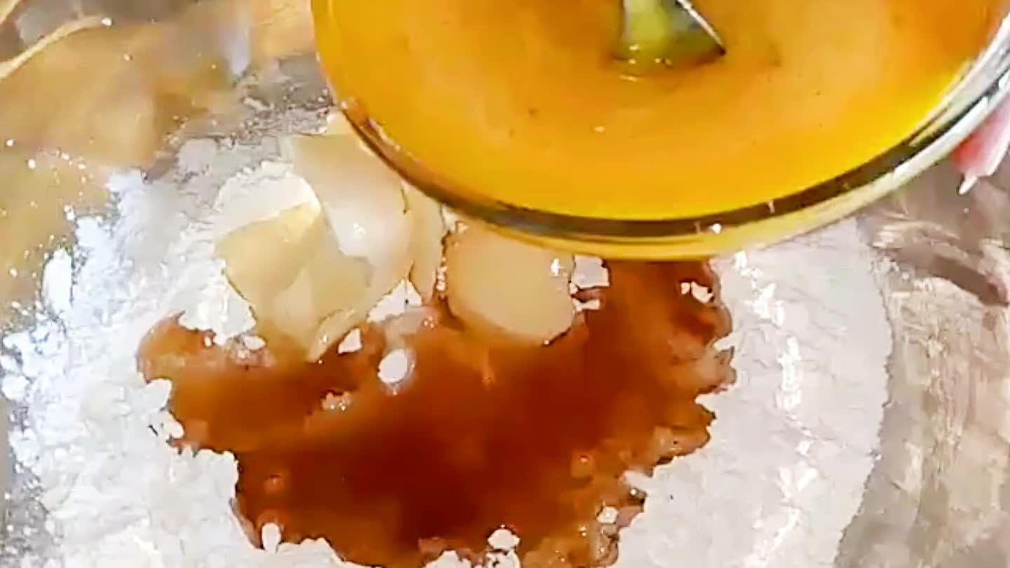 Dissolver o sal amoníaco no leite morno e acrescente aos ingredientes da bacia.