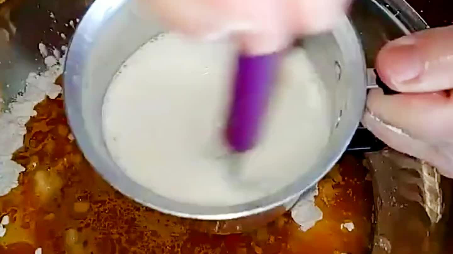 os farinha de trigo até dar o ponto de modelar as bolachas.