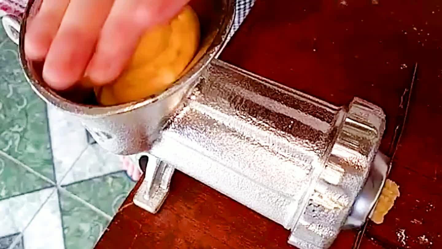 .divida a massa em porções e vai colocando na maquina