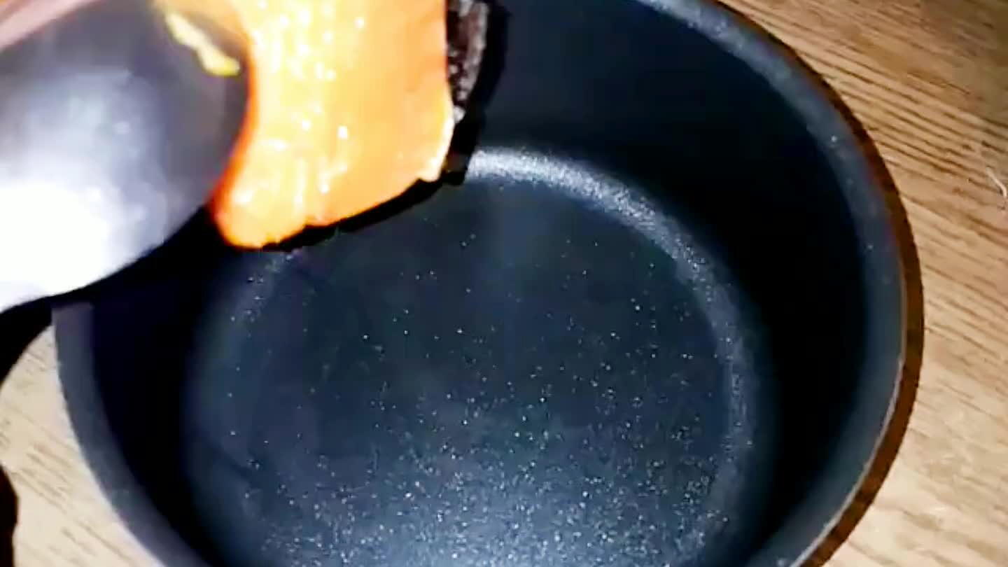 húsát használja fel. A karamelizálódott részeket ne tegye bele, bár jó ízt ad neki, de a homogén színét elrontja.