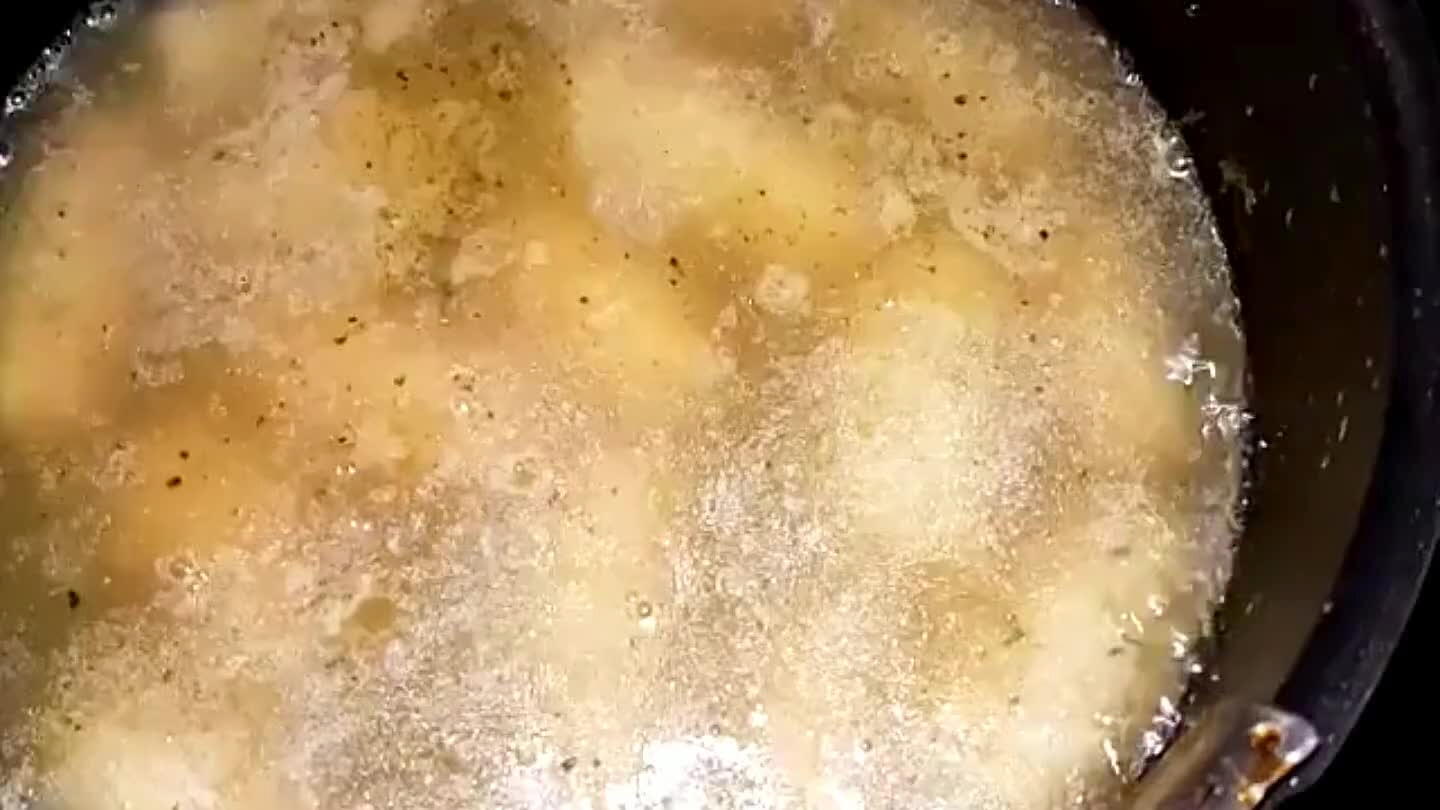 Az elkészült húsgombócokat helyezze a forrásban lévő alaplébe, majd főzze készre. Amikor megfőtt, szedje ki egy tányérra.