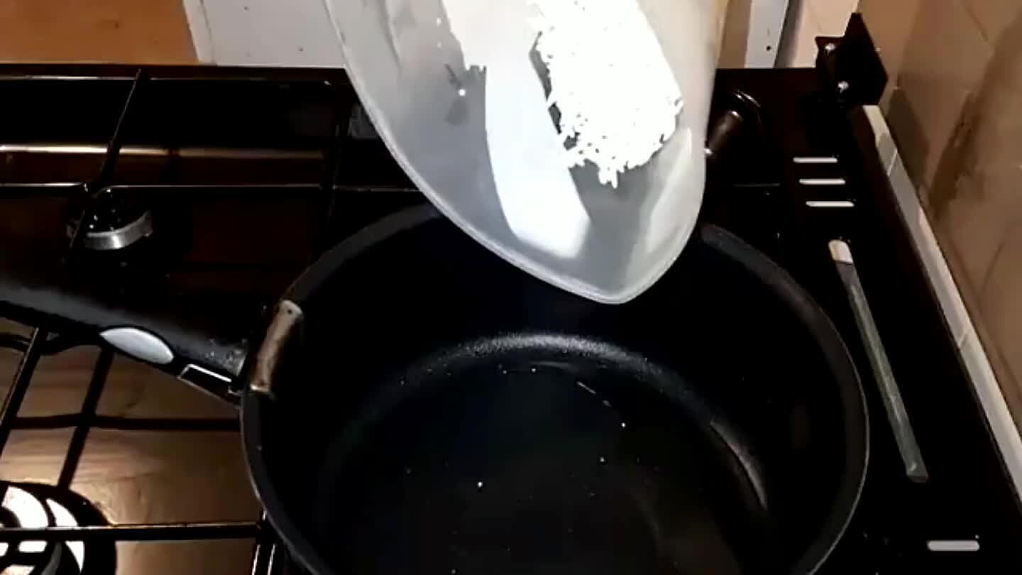 Forró olajon pirítsa meg az előáztatott rízst, emiatt nem tapadnak össze a rízsszemek. Ha a rízs már nem tapad össze, öntse fel annyi vízzel, hogy bőven ellepje, majd fedő alatt a legkisebb lángon párolja 15-20 percig. Közben ne keverje!