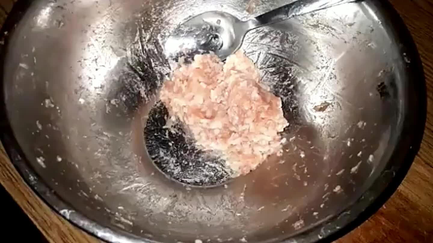 A darált húst keverje össze a főtt rízzsel, fűszerezze gyengén, az ízlése szerint.