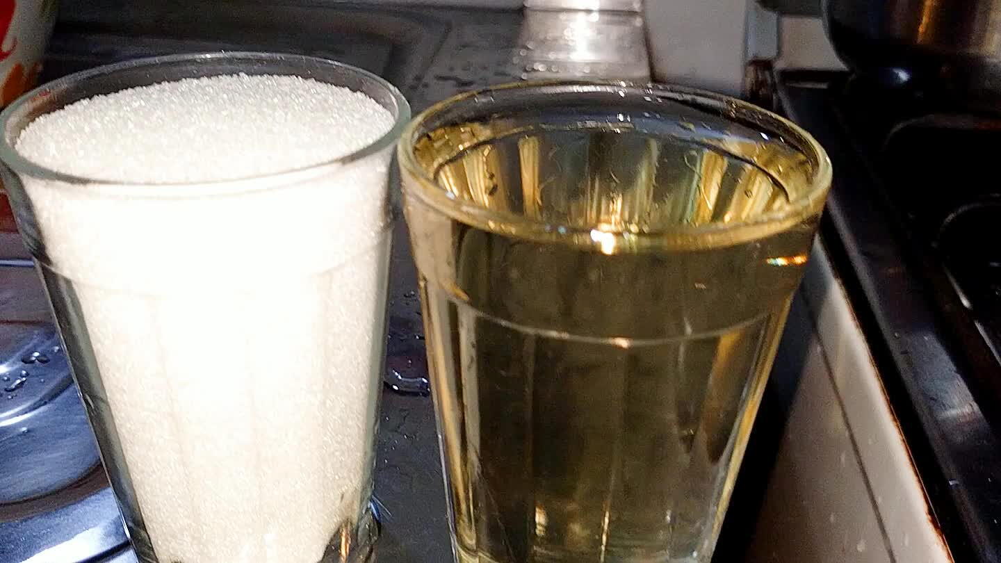 té derreter o açúcar, reserve até esfriar bem.