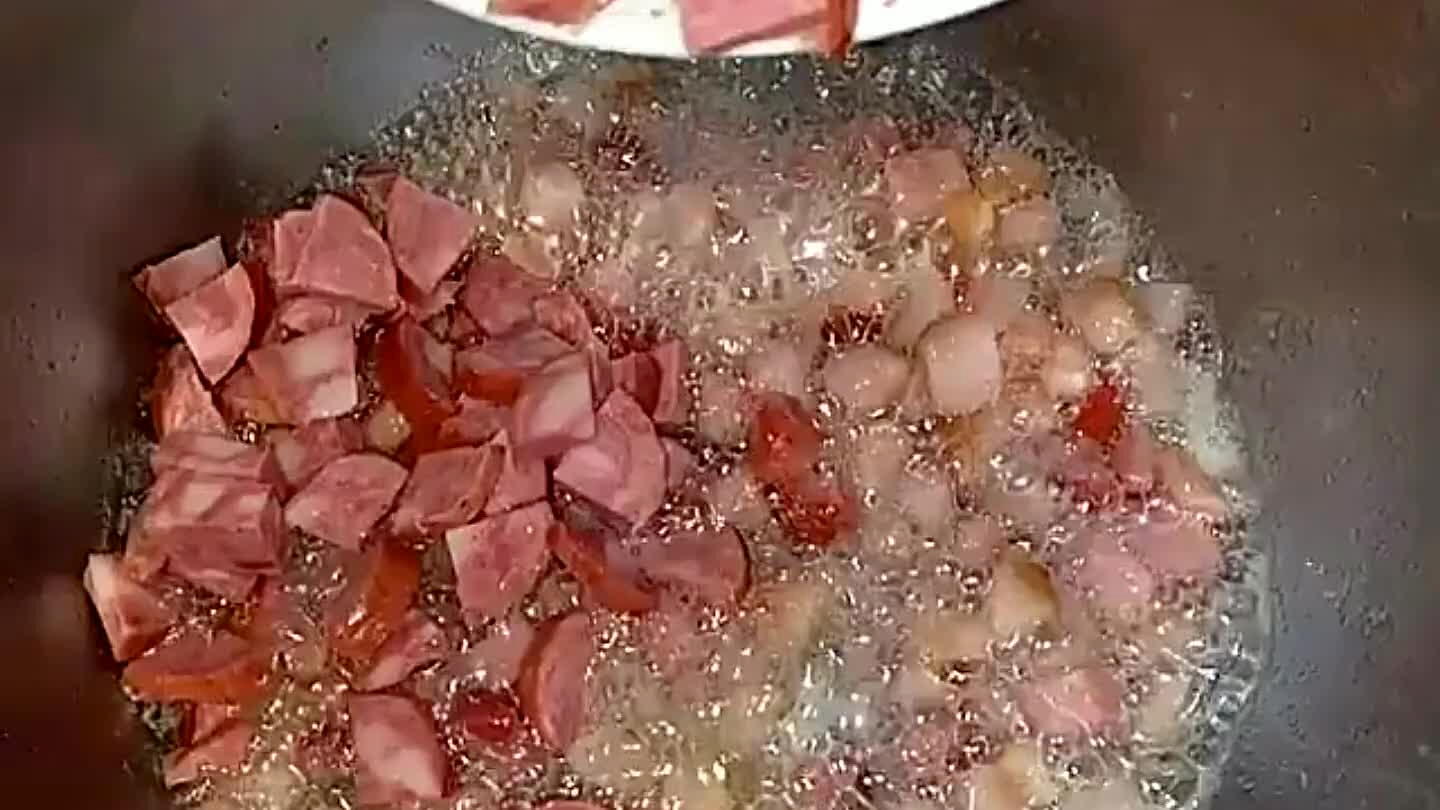 scente a calabresa, deixe fritar mais um pouco, coloque o alho;