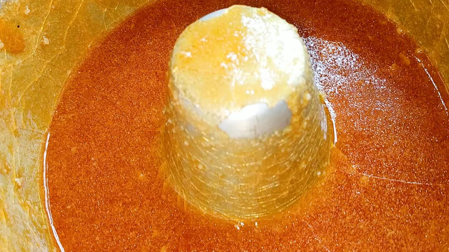 elizar, despeje na forma o líquido do liquidificador e põe para cozinhar em banho Maria forno a 180 graus, por aproximadamente 1 hora, dependendo do forno.