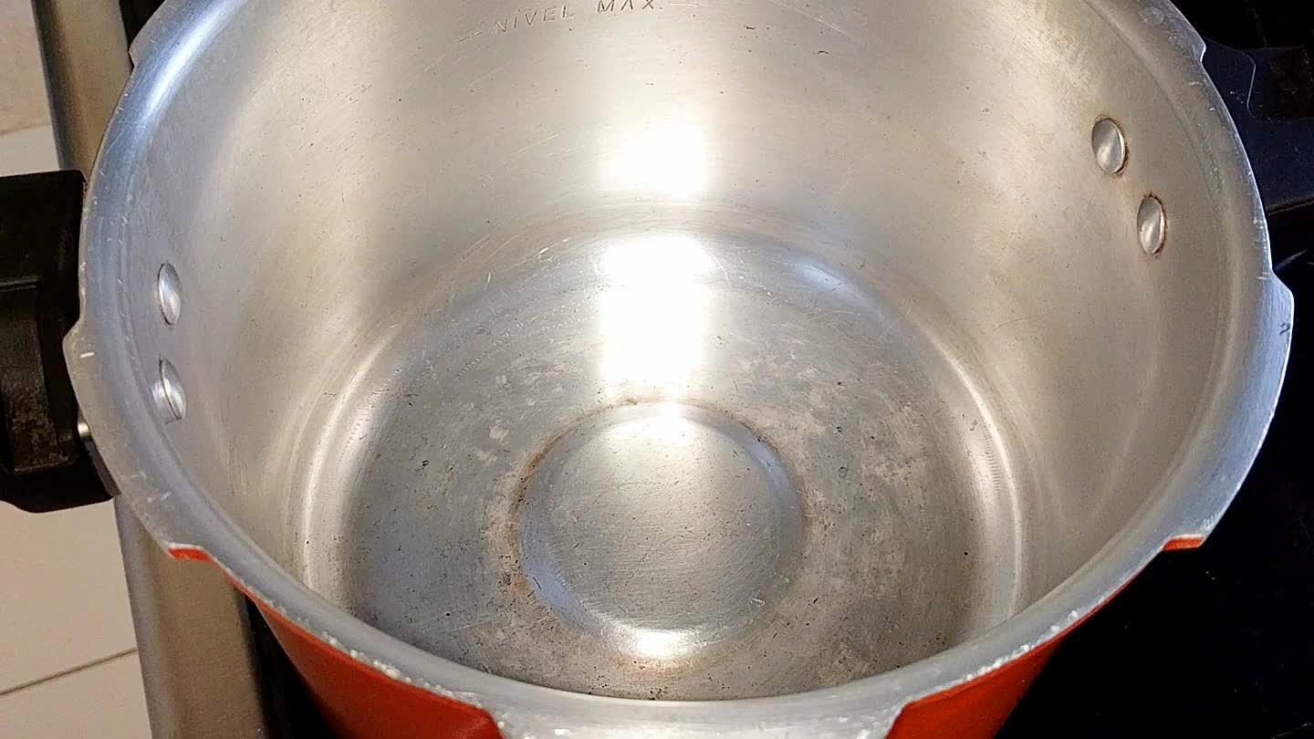 ente uma colher de banha ou óleo;