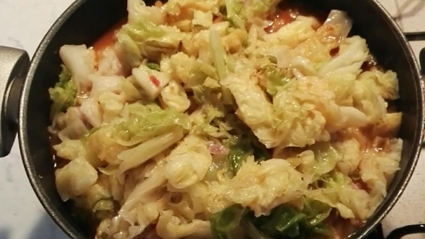 per almeno un’ora e mezza aggiustando di sale.