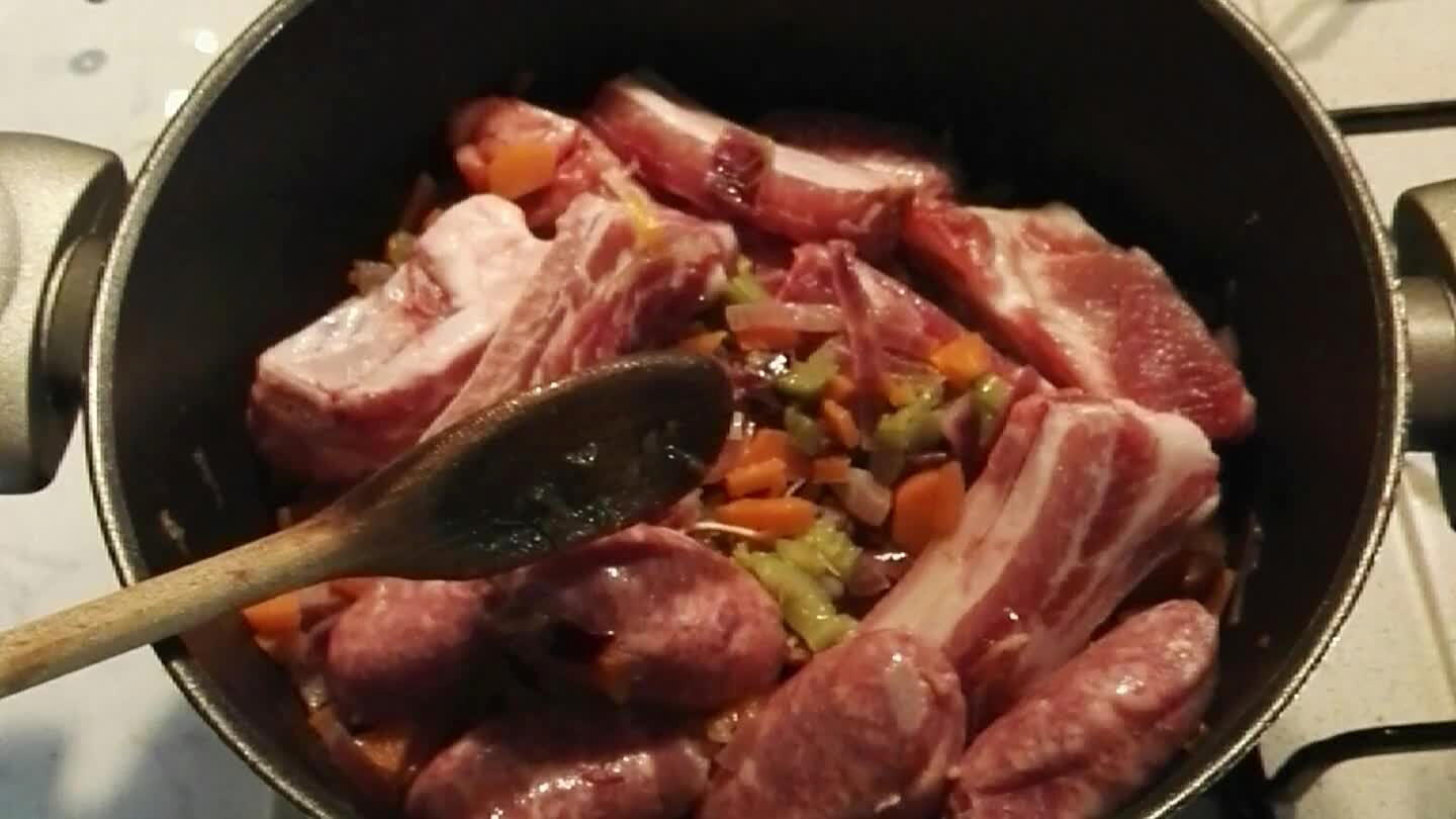 il vino bianco e lasciare sfumare. Salare.