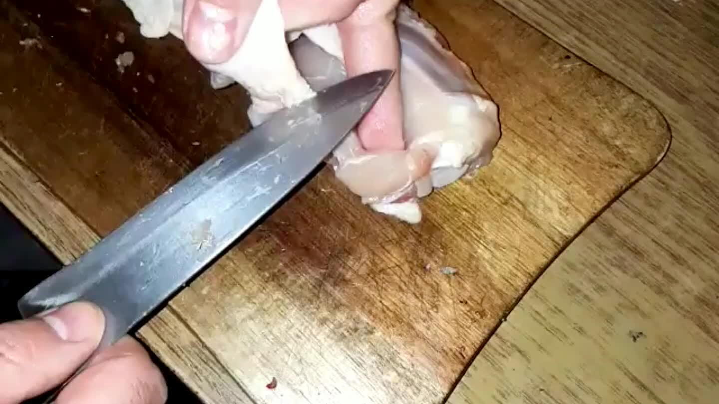ellett vágja be mindkét oldalon.