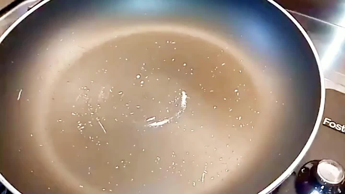 Mettere un filo di olio nella padella e poi aggiungere la pancetta e farla rosolare
