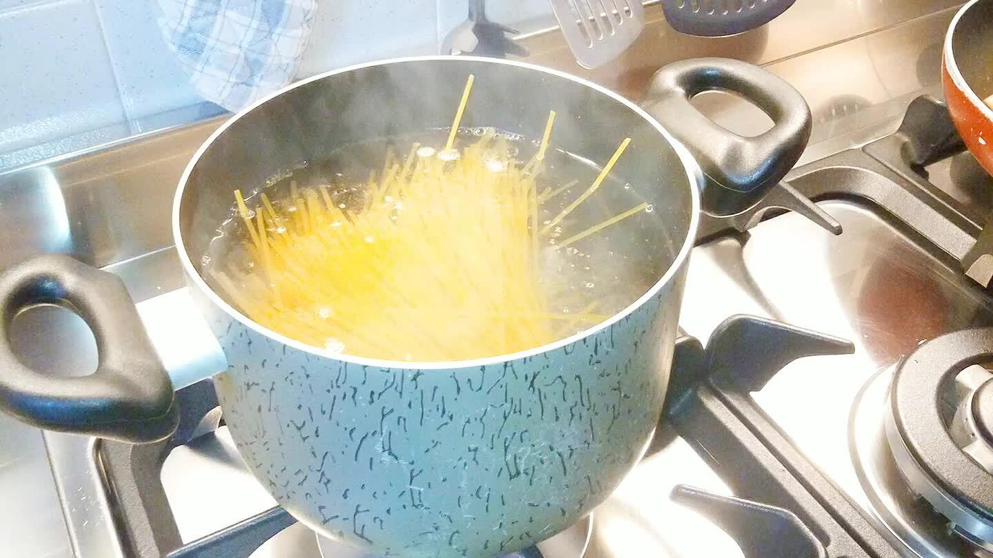 Nel frattempo mettere a bollire l'acqua salata e portare a cottura ardente