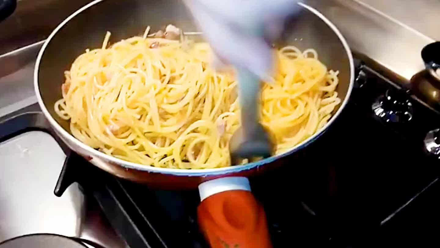 celli. Spegnere il fuoco e aggiungere l'uovo. Mescolare velocemente e servire. Per una crema più morbida si può aggiungere un po' di acqua di cottura della pasta