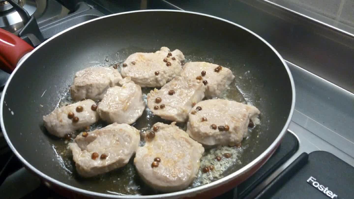 ianco. Lasciare evaporare il vino e aggiungere la panna e farlo andare fino a quando non si raggiunge una certa cremositร