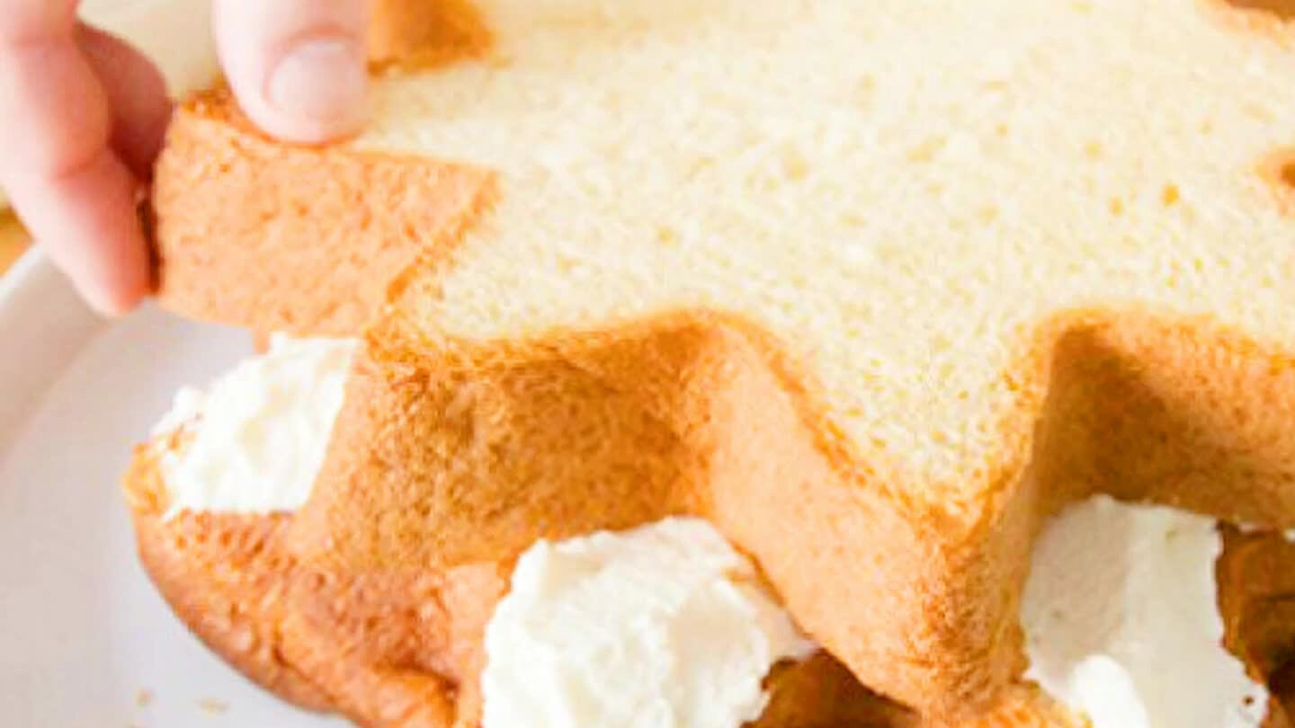 creare un albero. In mezzo guarnisci con panna o cioccolata.