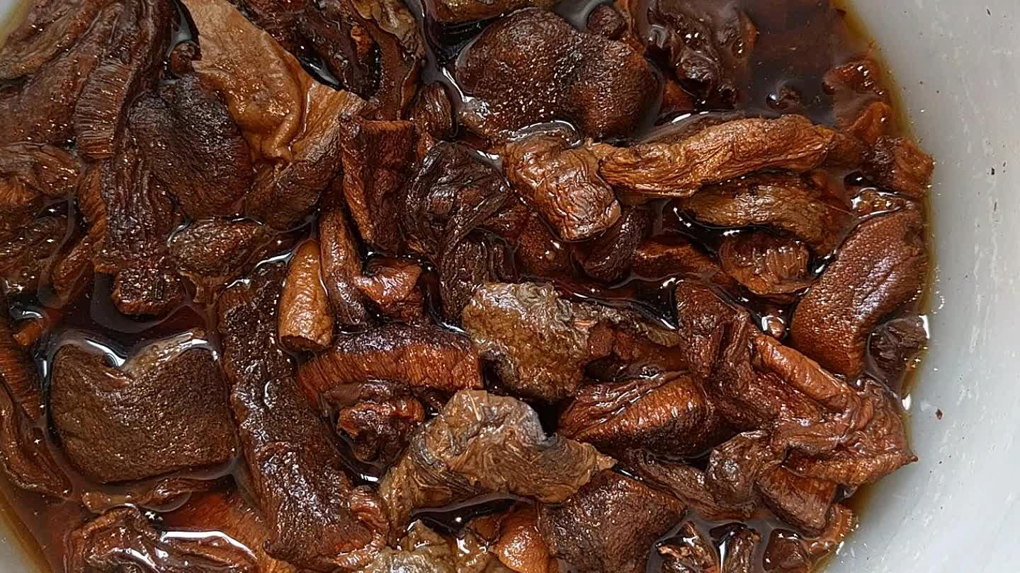 reserve, em uma frigideira derreta a manteiga, rale uma cebola e frite;