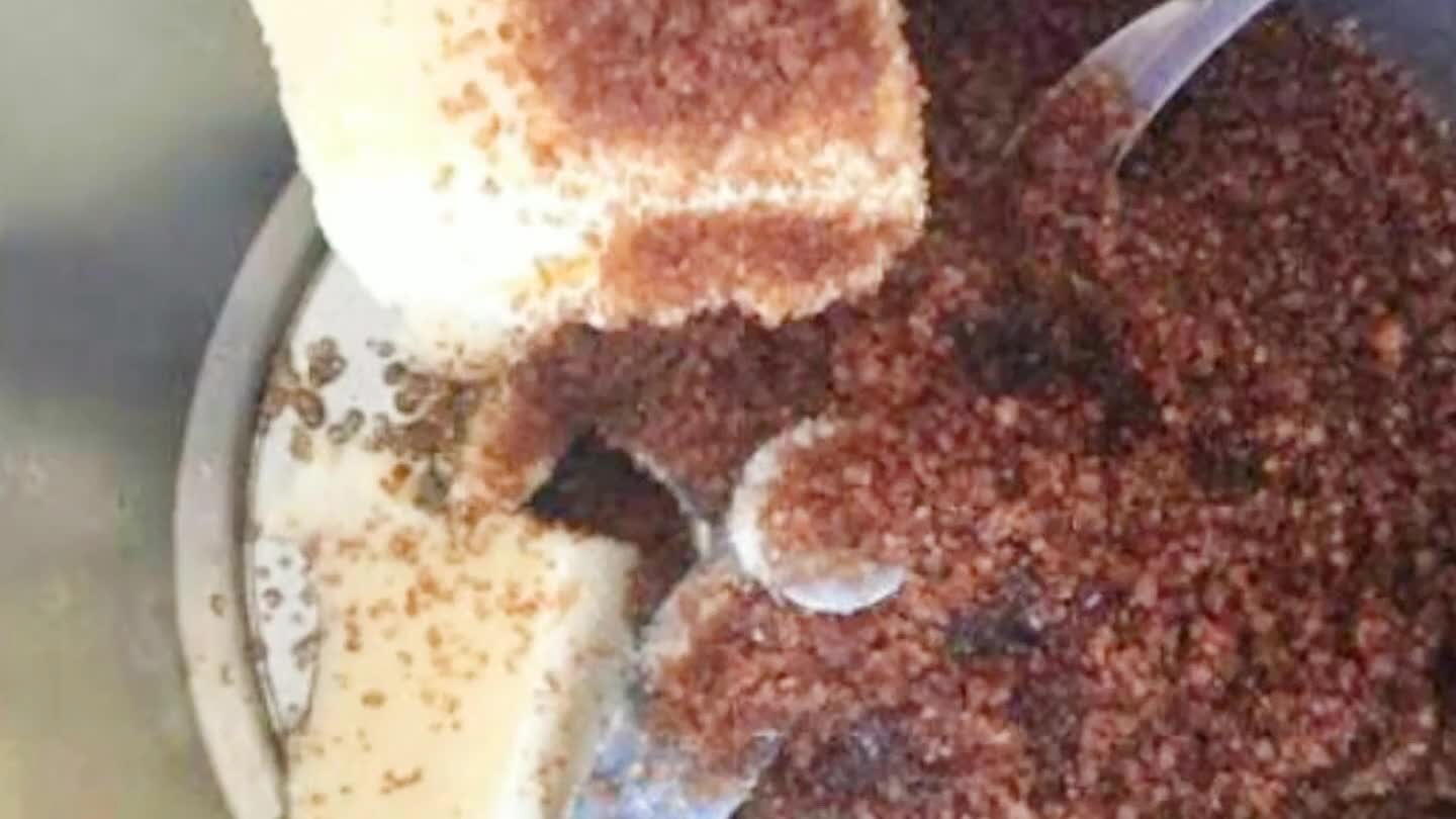 En un bowl colocamos la mantequilla con el azucar mascabada y blanca. Comencamos a batir hasta que se integre perfectamente el azucar y la mantequilla este mas suave. Una vez echo se le añade el huevo hasta que este bien integrado.