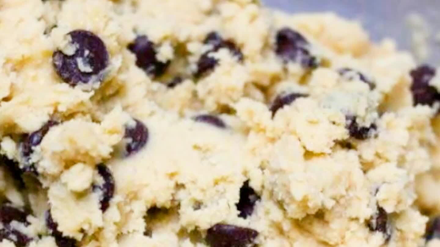 A esta mezcla se le añade la mezcla de la harina, y se integra despacio para no activar el gluten de la harina y las chispas. Una vez lista la masa que no se pegue a las manos, preparamos una charola para horno engrasada, o con papel encerado.