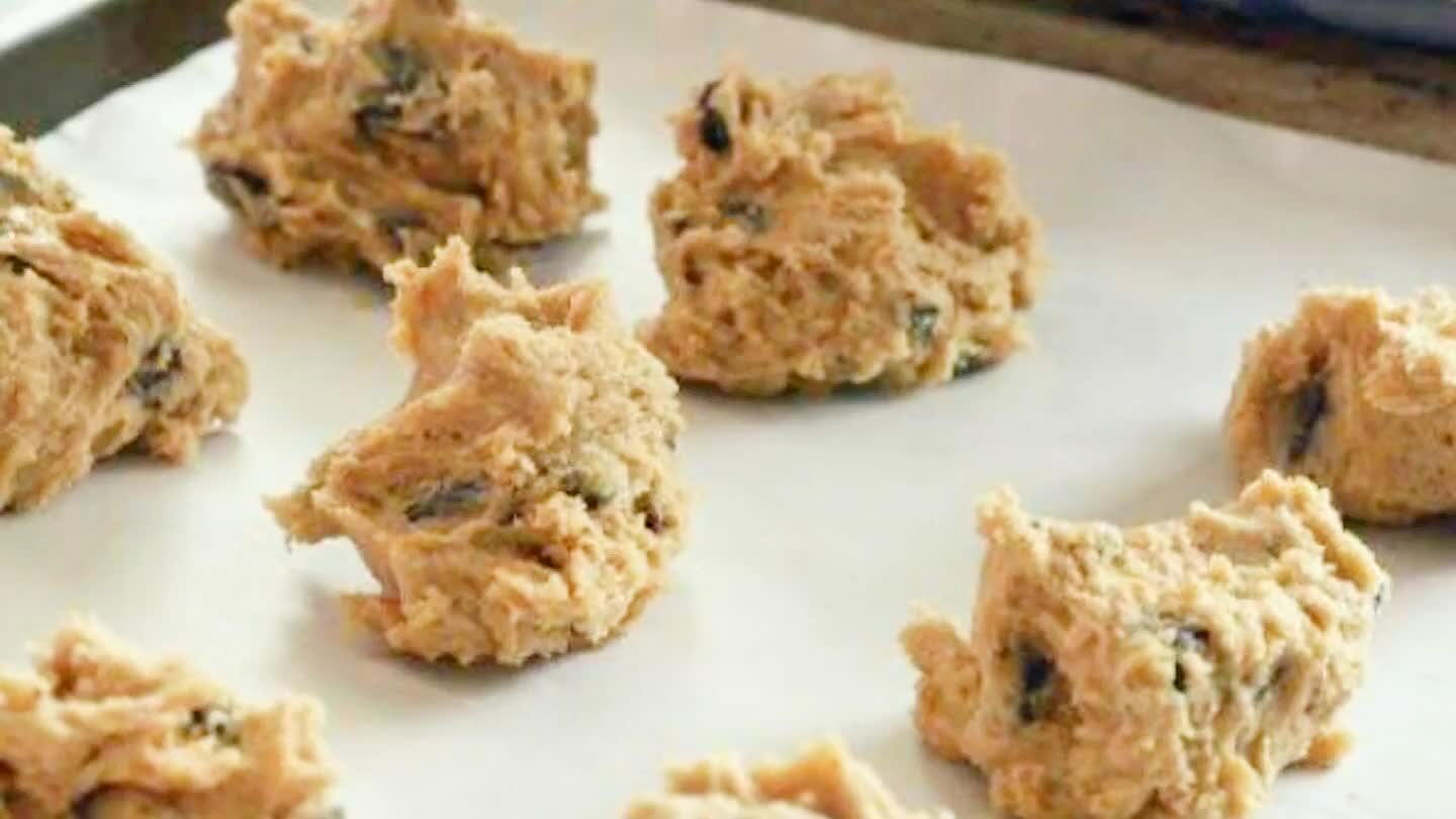 Con una cuchara para helado medir la masa para galletas y colocar separadas 2 cm entre ella en la charola . Hornear durante 15 minutos a 180° C . Saldran suaves pero te daras cuenta que ya estan por el olor y el color caracteristico de estas galletas
