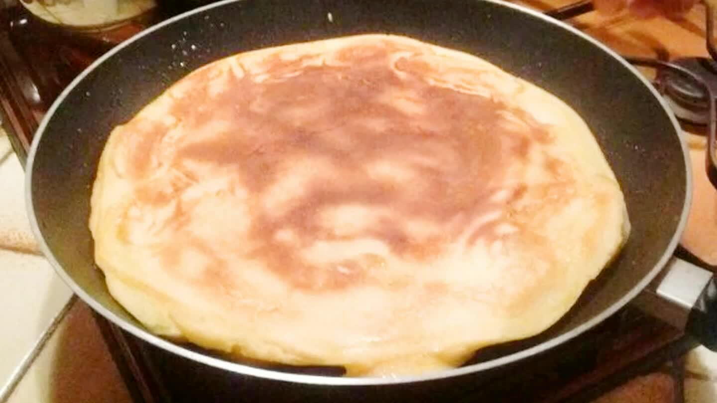 oêle et retourner le gâteau pour le faire cuire côté pommes. Inutile de remettre le couvercle.