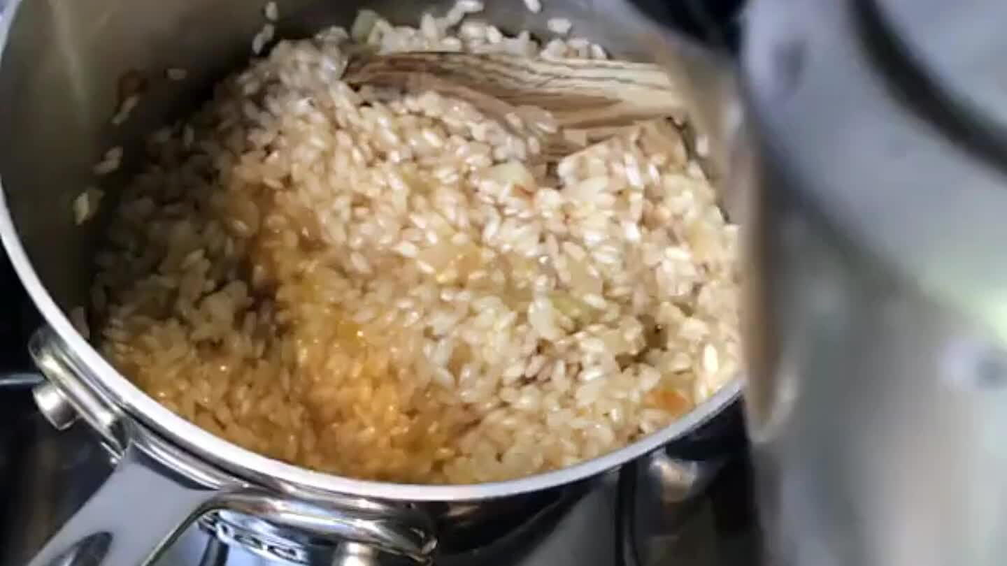 Cover the rice with broth, stir well, let it cook and add more broth when it starts to dry.
